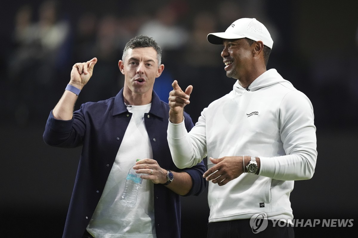 우즈·매킬로이 스크린골프 리그 개막…첫 버디는 오베리