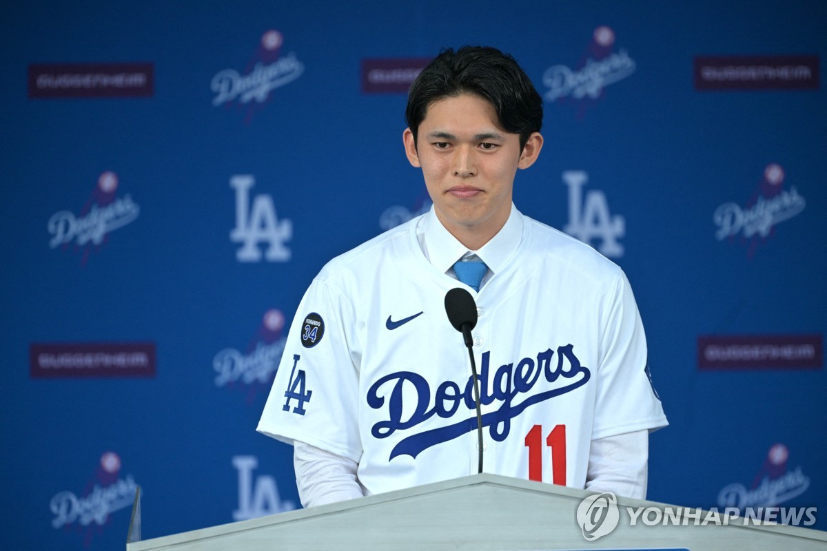 LA 다저스, 일본인 투수 사사키 입단 기자회견…등번호 11번