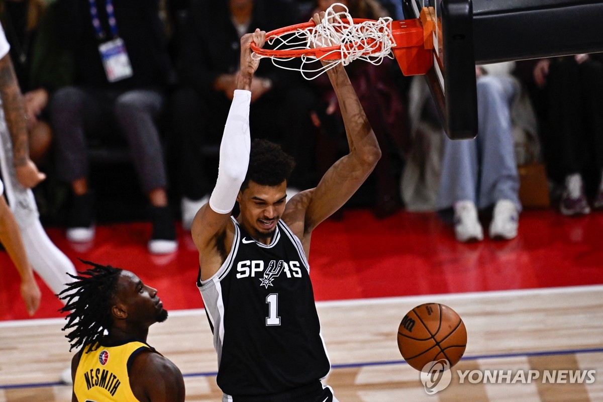 고국서 빛난 웸반야마…NBA 샌안토니오, 파리에서 인디애나 완파