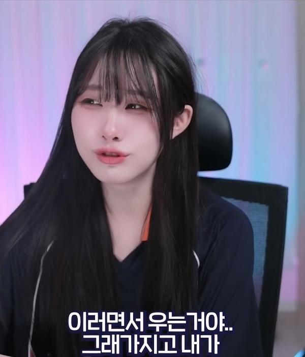 딸 얼굴을 부여잡고 하소연하는 아빠