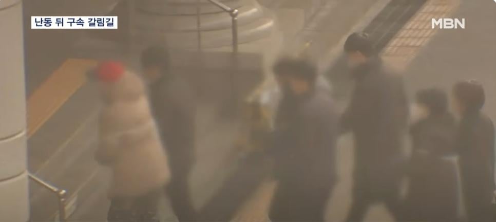 굴비마냥 포승줄에 줄줄이 끌려가는 폭도들