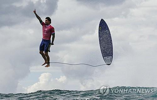 2024년 지구촌 최고의 스포츠 사진은 '중력 거스르는 서퍼'