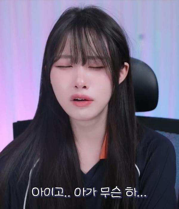 딸 얼굴을 부여잡고 하소연하는 아빠