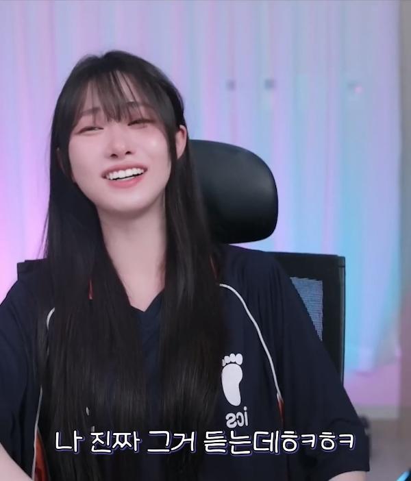 딸 얼굴을 부여잡고 하소연하는 아빠