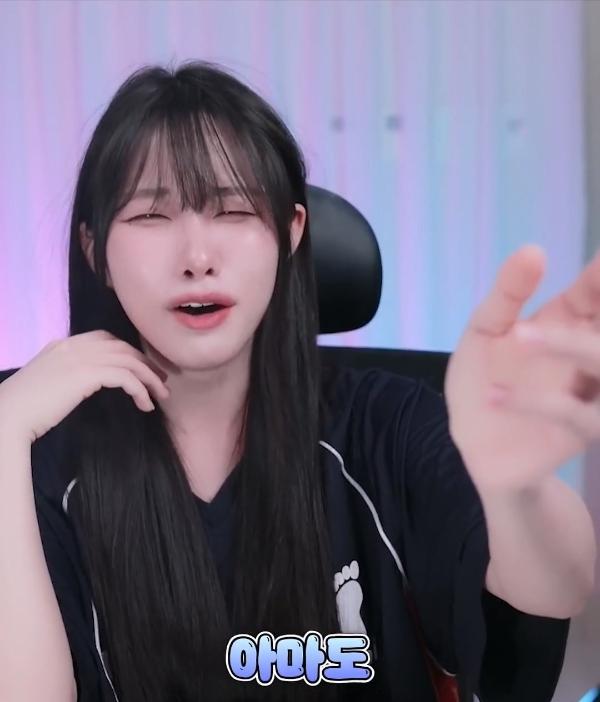 딸 얼굴을 부여잡고 하소연하는 아빠