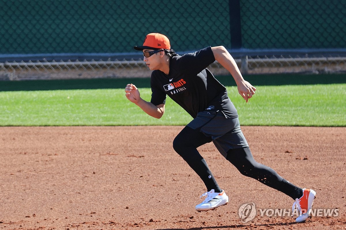 중견수 연습하는 김혜성 향한 이정후 조언 