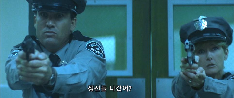 등장한지 20초만에 경찰의 총에 맞는 히어로.jpg