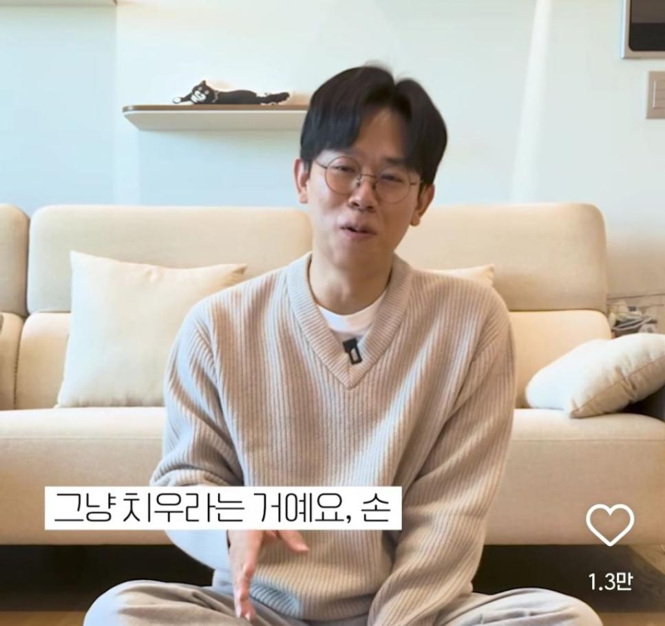 우리집 냥이는 그루밍할 때 제 손이 보이면 미친듯이 핥아줘요... 사랑한다는 뜻일까요??