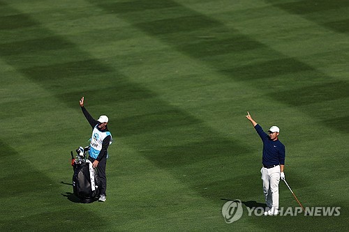 PGA 늑장 플레이 근절 목소리 높은데…김주형 표적 되나