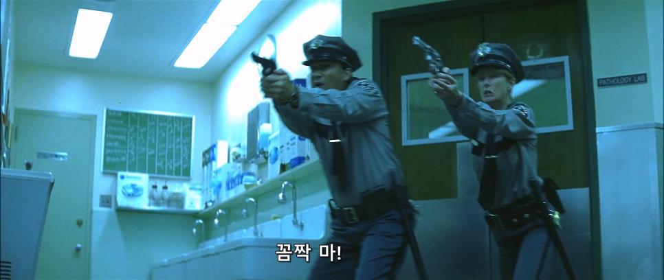 등장한지 20초만에 경찰의 총에 맞는 히어로.jpg