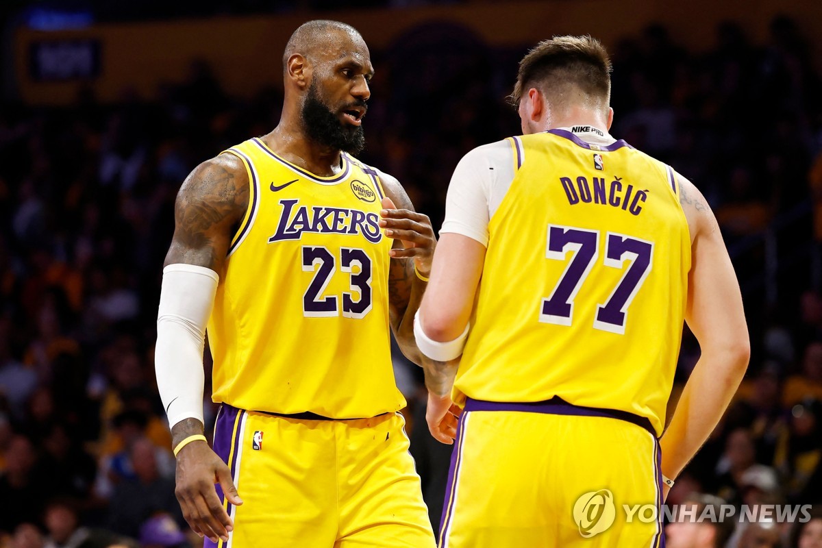 NBA 레이커스, 돈치치 데뷔전서 압승…이제 제임스는 달린다
