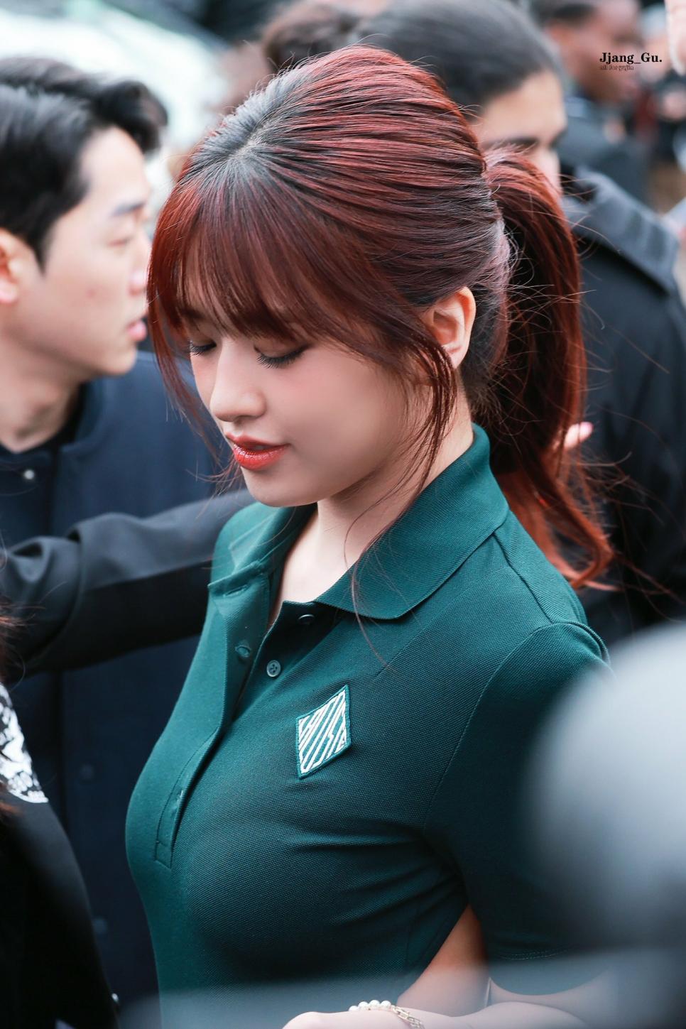 아이브 안유진 파격적인 등짝 노출
