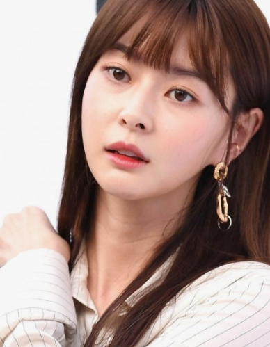 너무 예뻐서 어릴적부터 사람들이 쳐다봤다는 연예인