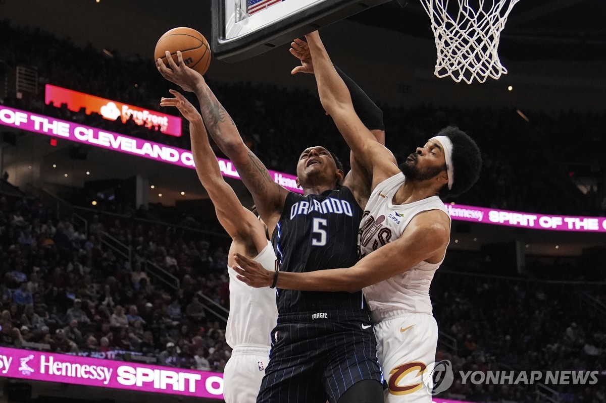 NBA '승률 1위' 클리블랜드 16연승 끝…중위권 올랜도에 덜미