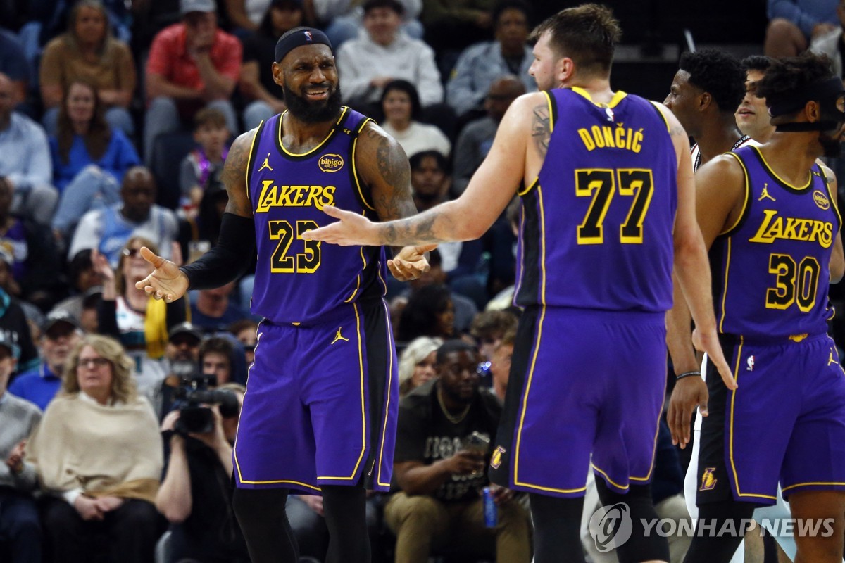 돈치치·제임스·리브스 85점 합작…NBA 레이커스, 멤피스 제압