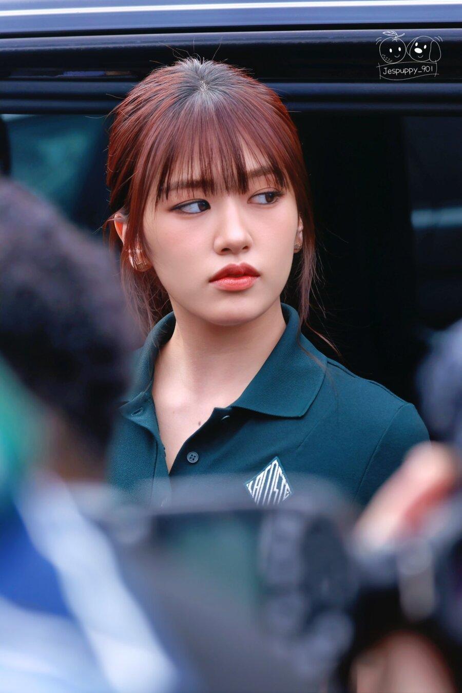 아이브 안유진 파격적인 등짝 노출