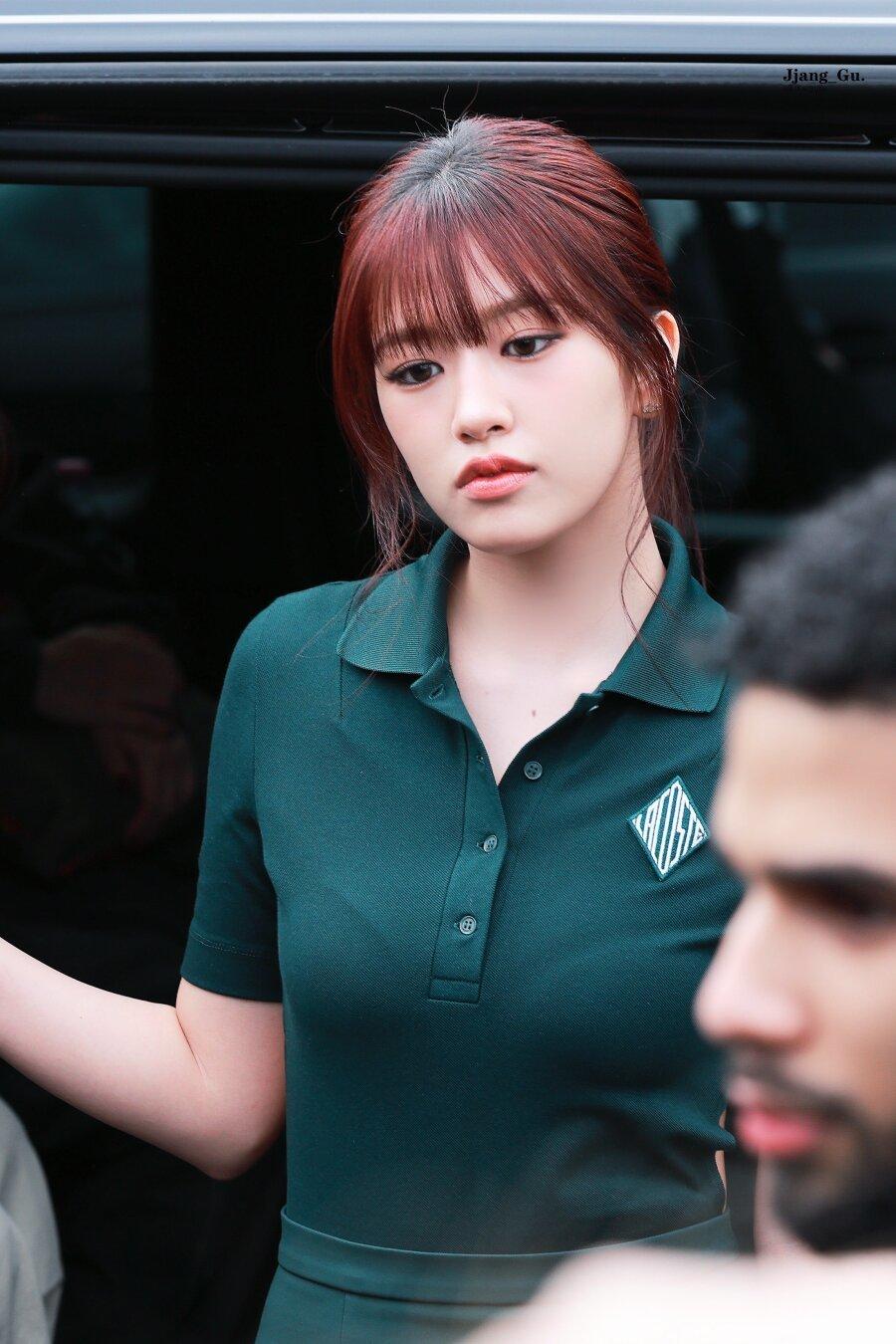 아이브 안유진 파격적인 등짝 노출