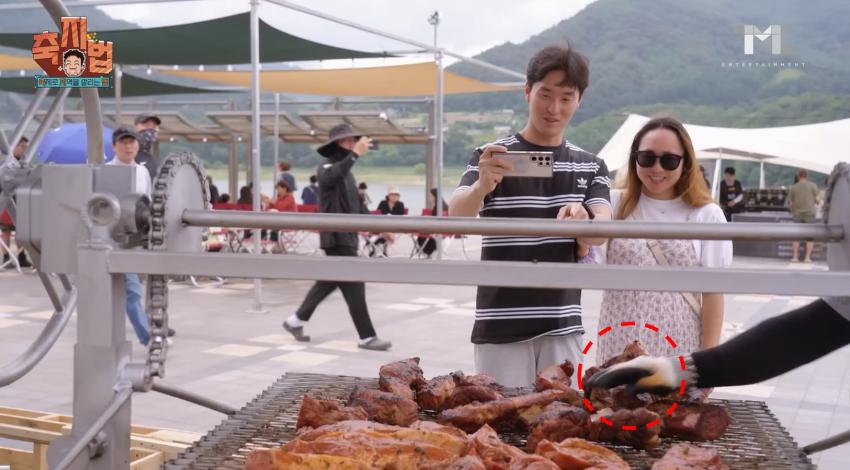 싱글벙글 고기에는 집게를 써야하는 이유