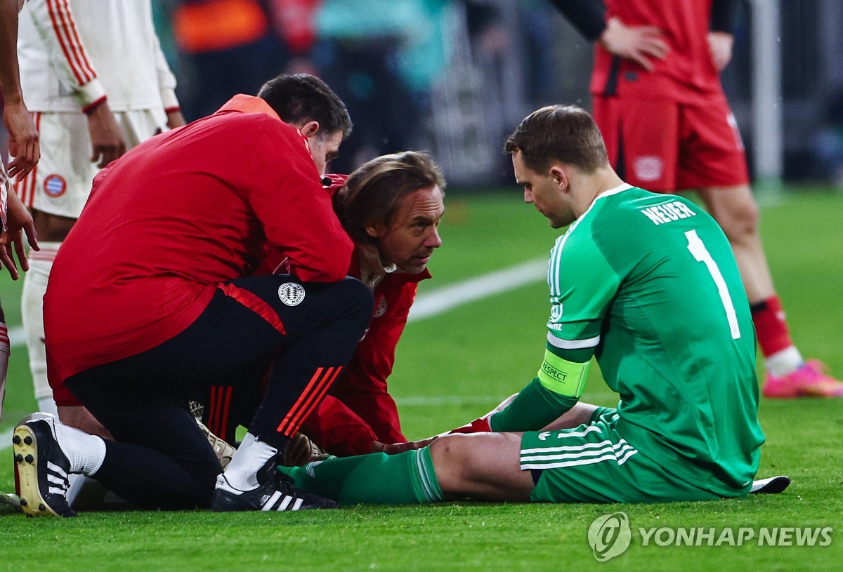 뮌헨 노이어, 동료 골에 기뻐하다 부상…콩파니 