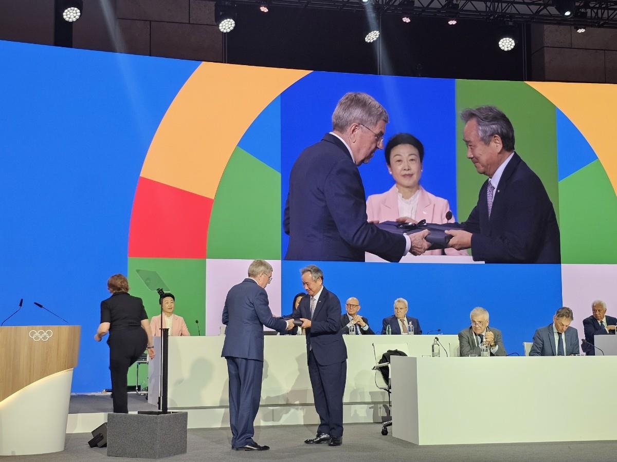 이기흥 전 체육회장, 바흐 IOC 위원장으로부터 감사패 받아