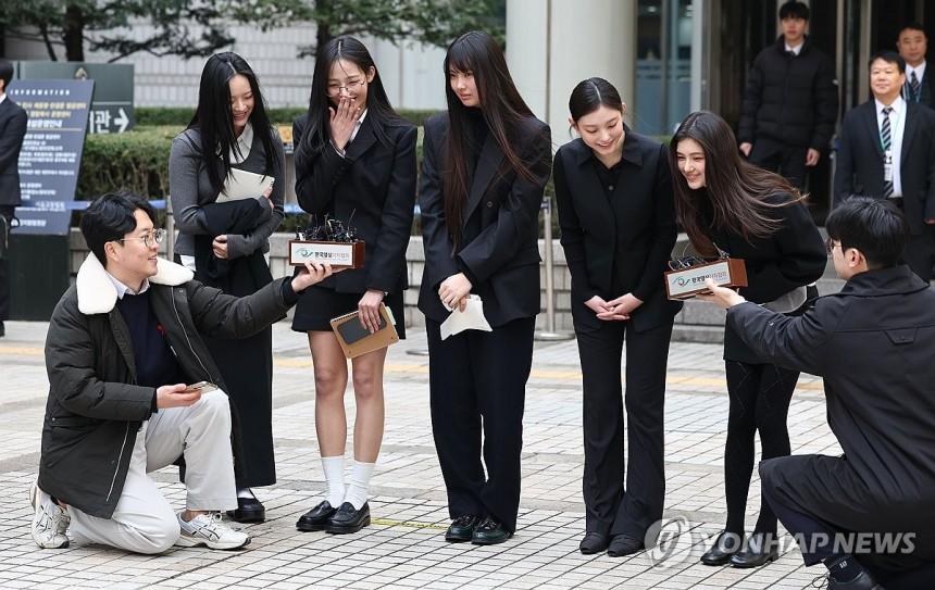 뉴진스 "법원 판단에 실망…한국이 우릴 혁명가로 만들고 싶어해"