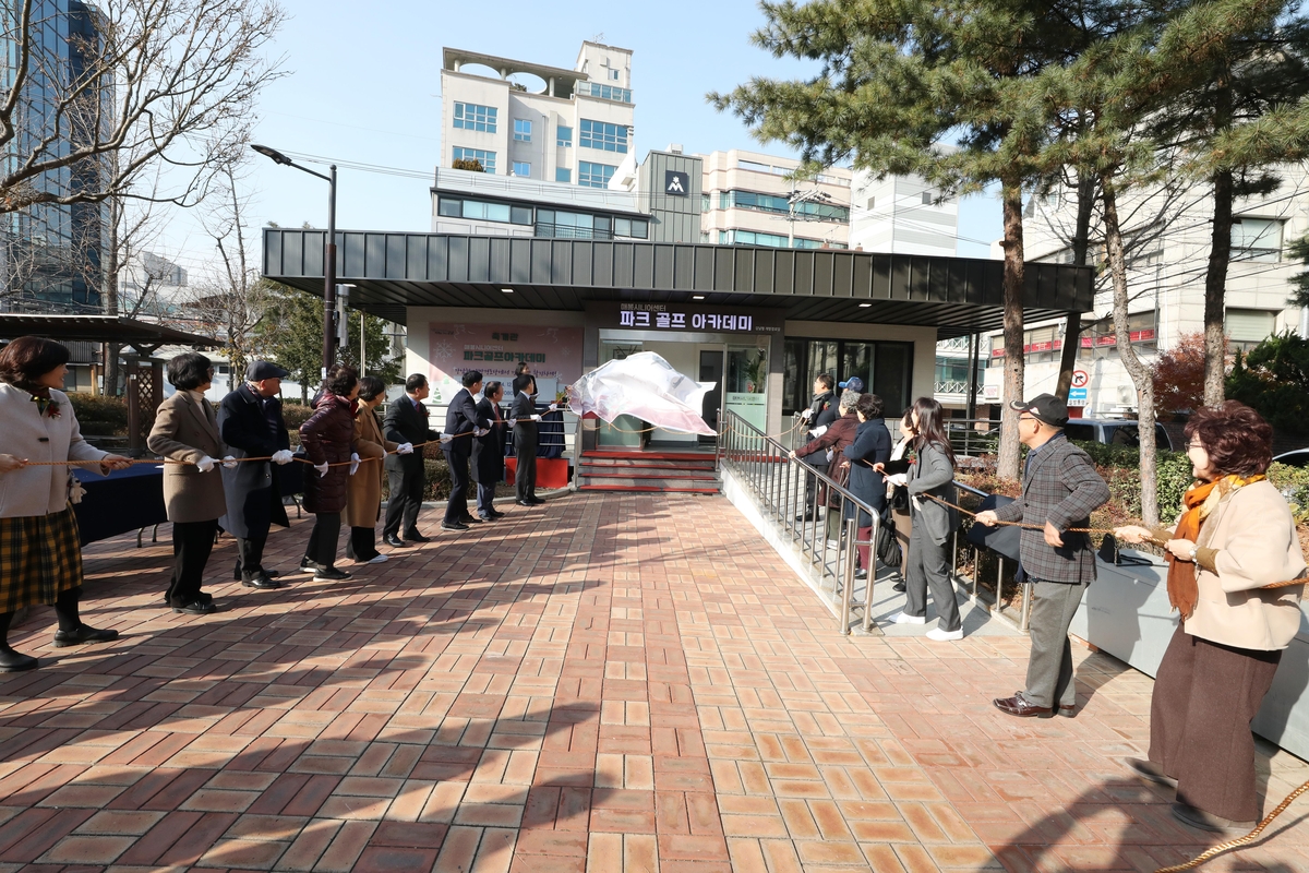 서울 첫 경로당 파크골프장 '인기'…강좌 개설하고 정식 운영