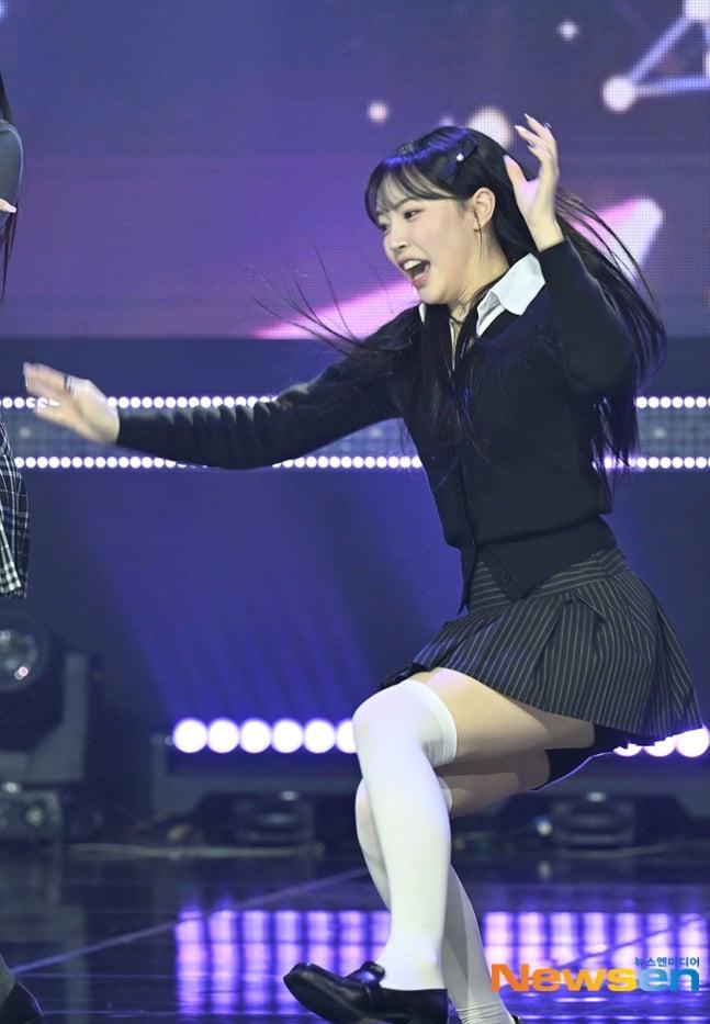 사진기자가 안티로 의심되는 걸그룹 엉덩방아 사고.jpg