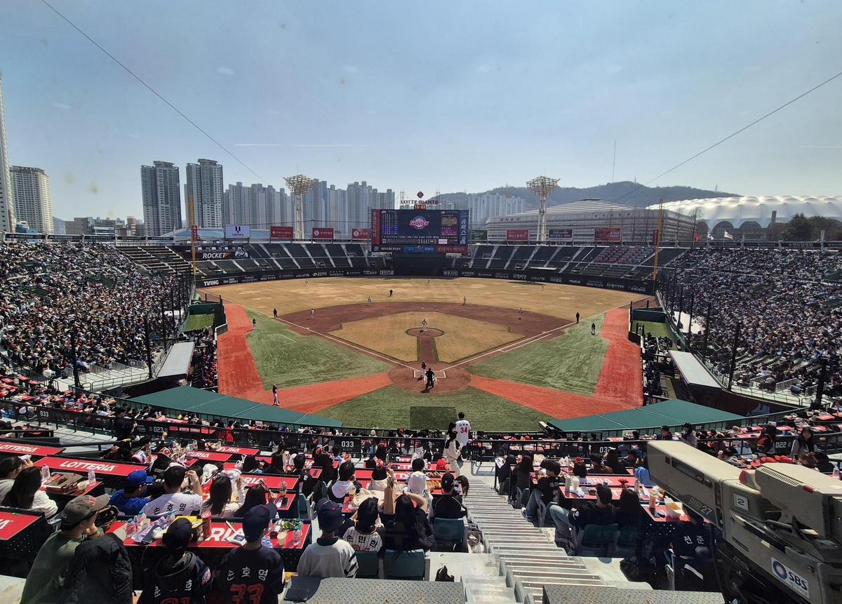 KIA-롯데 부산 시범경기, 이틀 연속 구름관중…1만7천890석 매진