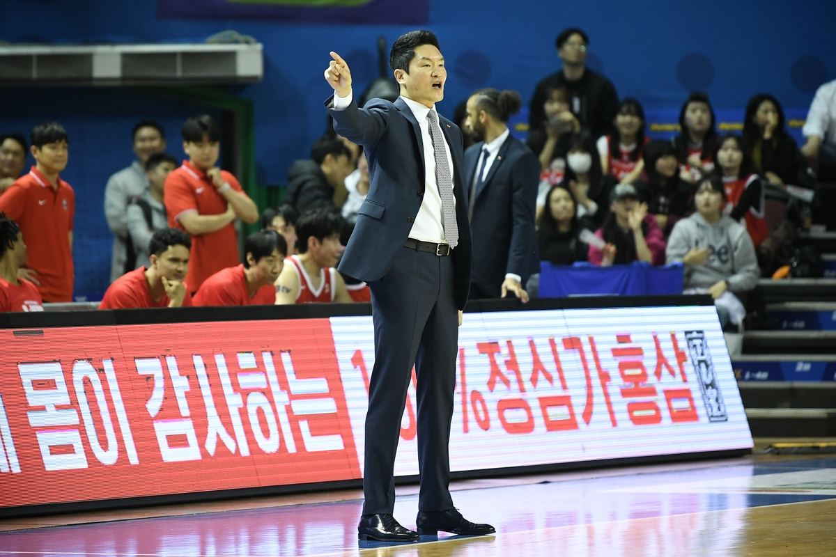 우린 왜 후반에 잘할까요?…전희철 감독도 궁금한 SK의 '뒷심'