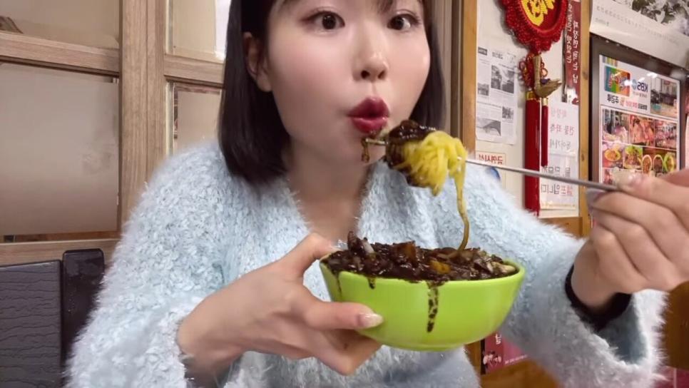 한국와서 간짜장 먹는 일본녀..jpg