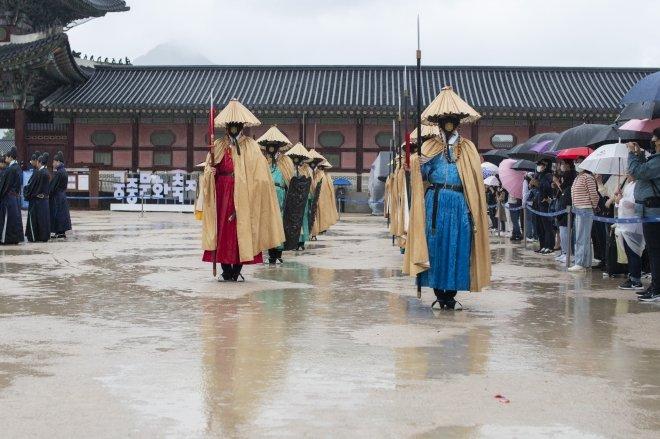 경복궁에서 외국인들 동양뽕 풀충전 해주는 것
