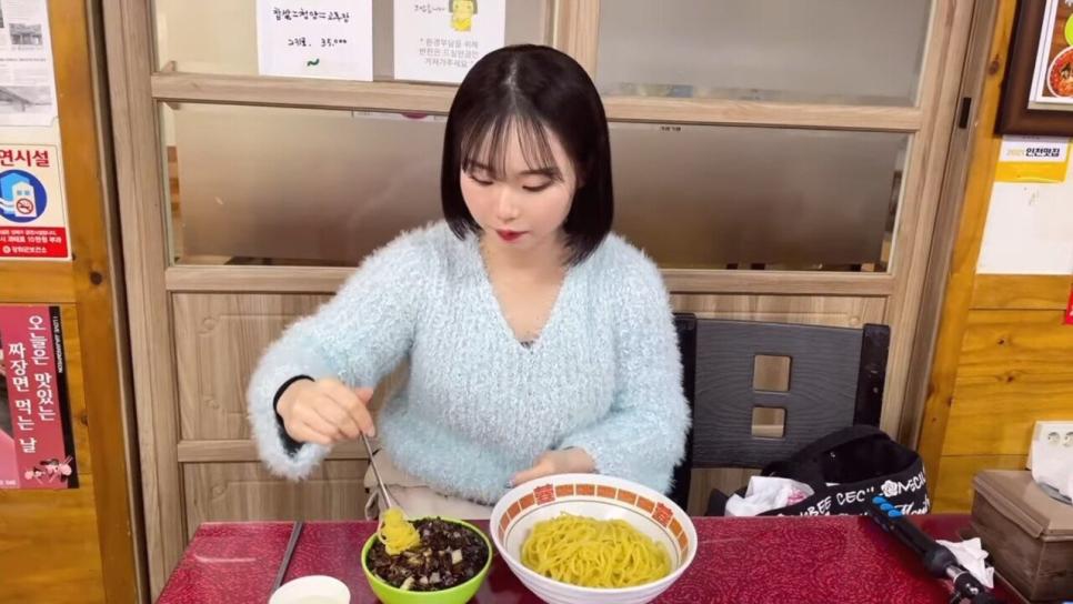 한국와서 간짜장 먹는 일본녀..jpg