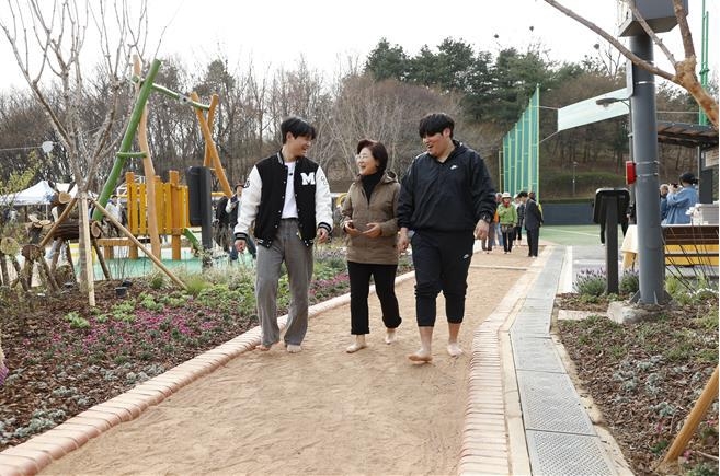 은평구 증산체육공원 전면 개선…세대통합형 힐링공원으로