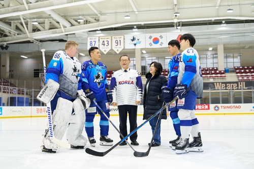 빙판서 응원 율동하는 그룹 총수…아내가 말려도 열심히 했죠(종합)