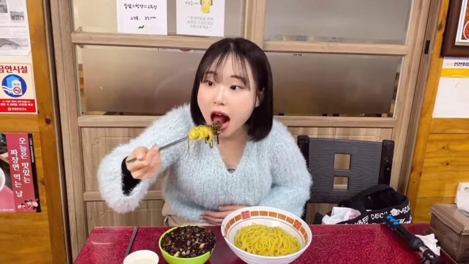 한국와서 간짜장 먹는 일본녀..jpg