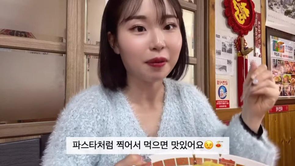 한국와서 간짜장 먹는 일본녀..jpg