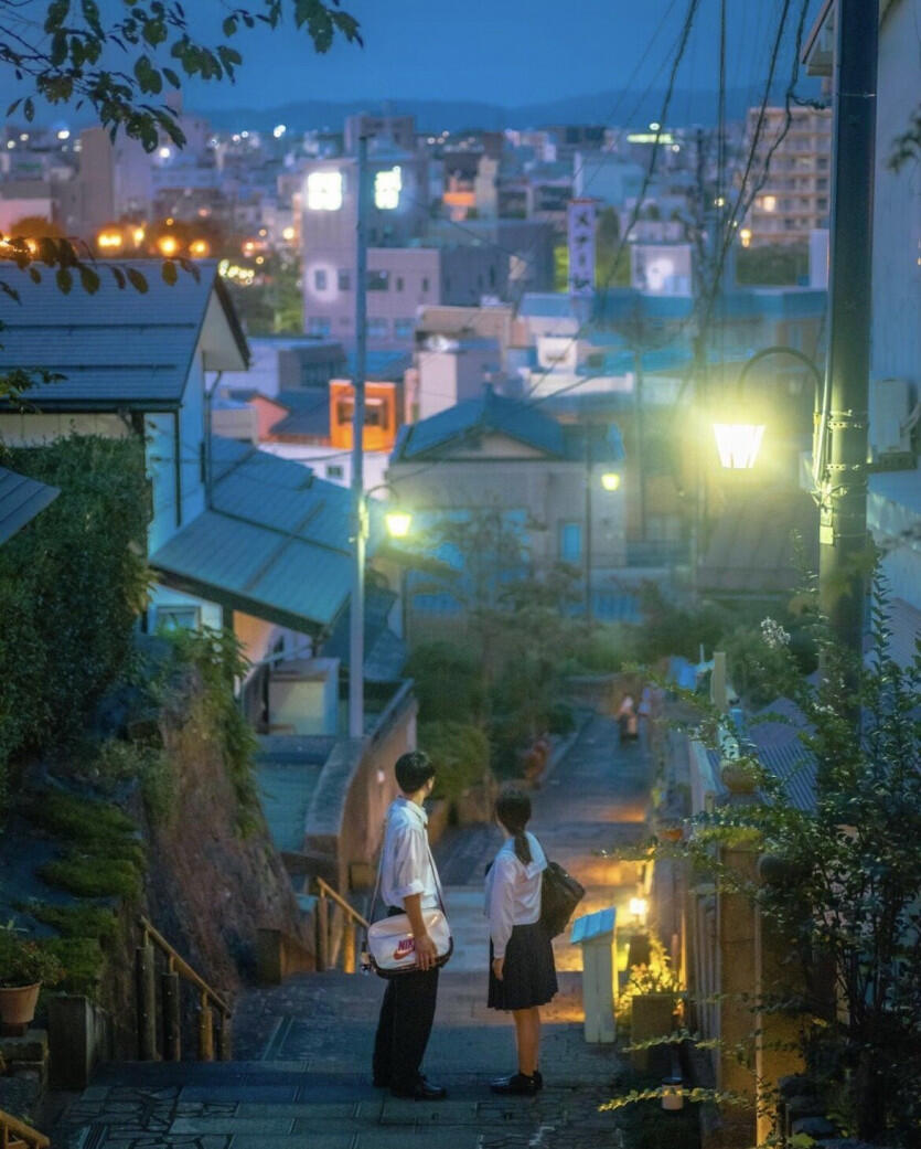 애니메이션 배경풍 사진 찍는 일본 여고생들