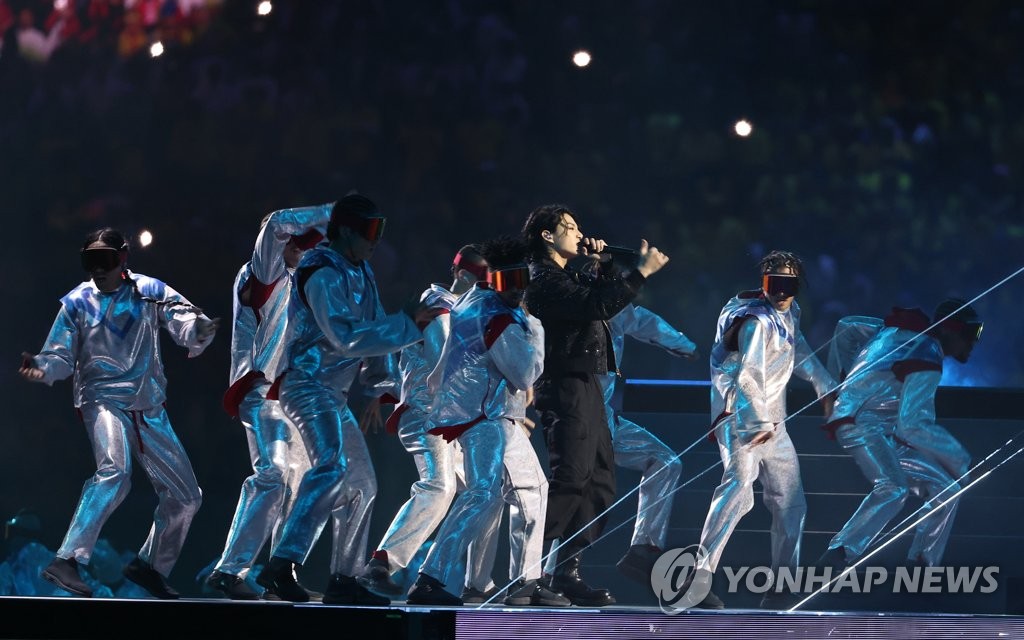 [월드컵] 개막식 빛낸 BTS 정국…'지구촌 축구 축제는 시작됐다!'