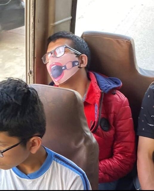 버스에서 입마개를 하고 자는 학생