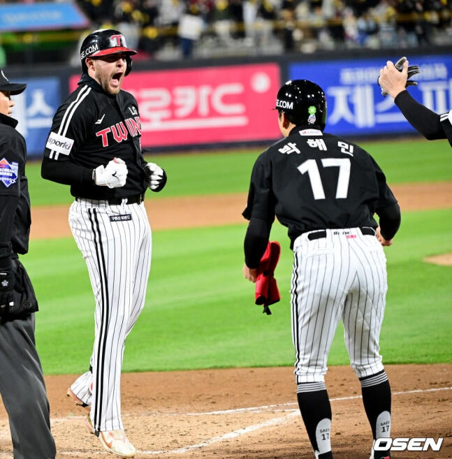 'LG가 이런 역대급 복덩이를 품었다니...' 극강의 천적 상대 스리런포 폭발! [수원 현장]