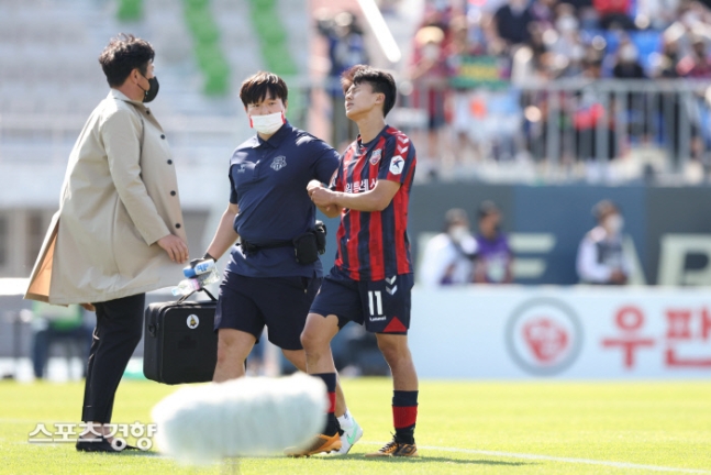 이승우까지 어깨 탈골 부상, 수원 김도균 감독 “후반 막판 실점 많은 이유는…”[스경X현장]