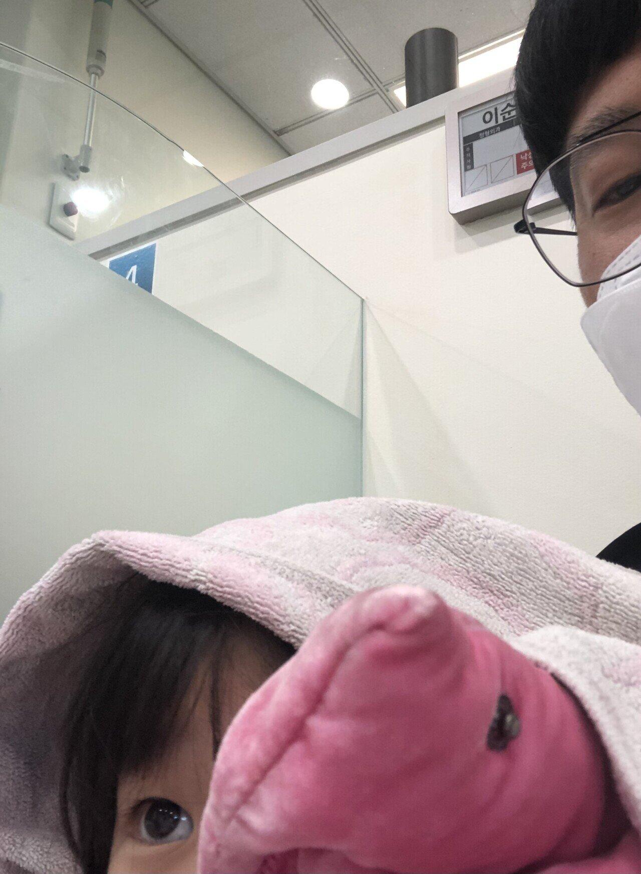 막내 데리고 응급실 1시간째 대기중