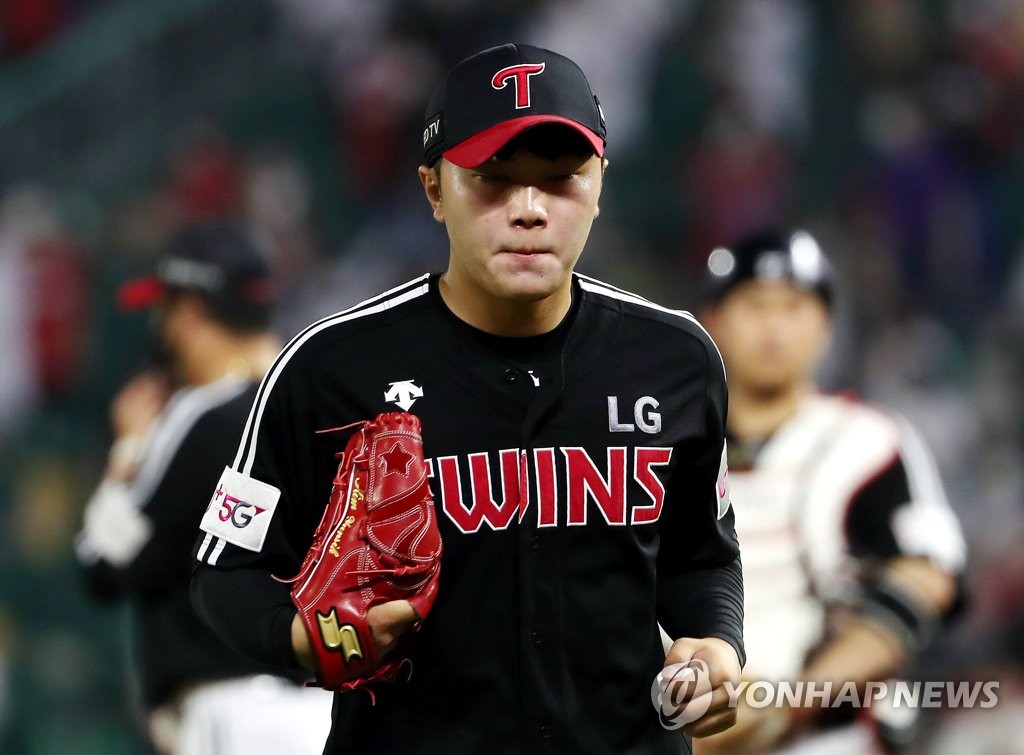LG 선발 김윤식, 7타자 연속 출루 허용하고 강판…⅓이닝 4실점