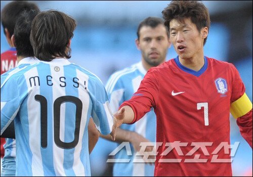 박지성과 메시가 만난 순간들..gif