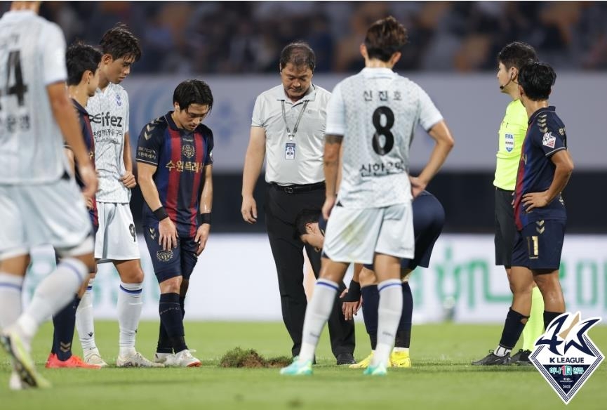 프로축구 수원FC-인천 경기, 그라운드 '싱크홀'로 10분간 중단