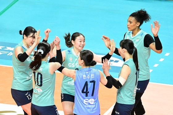 한 달 만에 장충 돌아온 GS칼텍스, 페퍼 3-0 제압