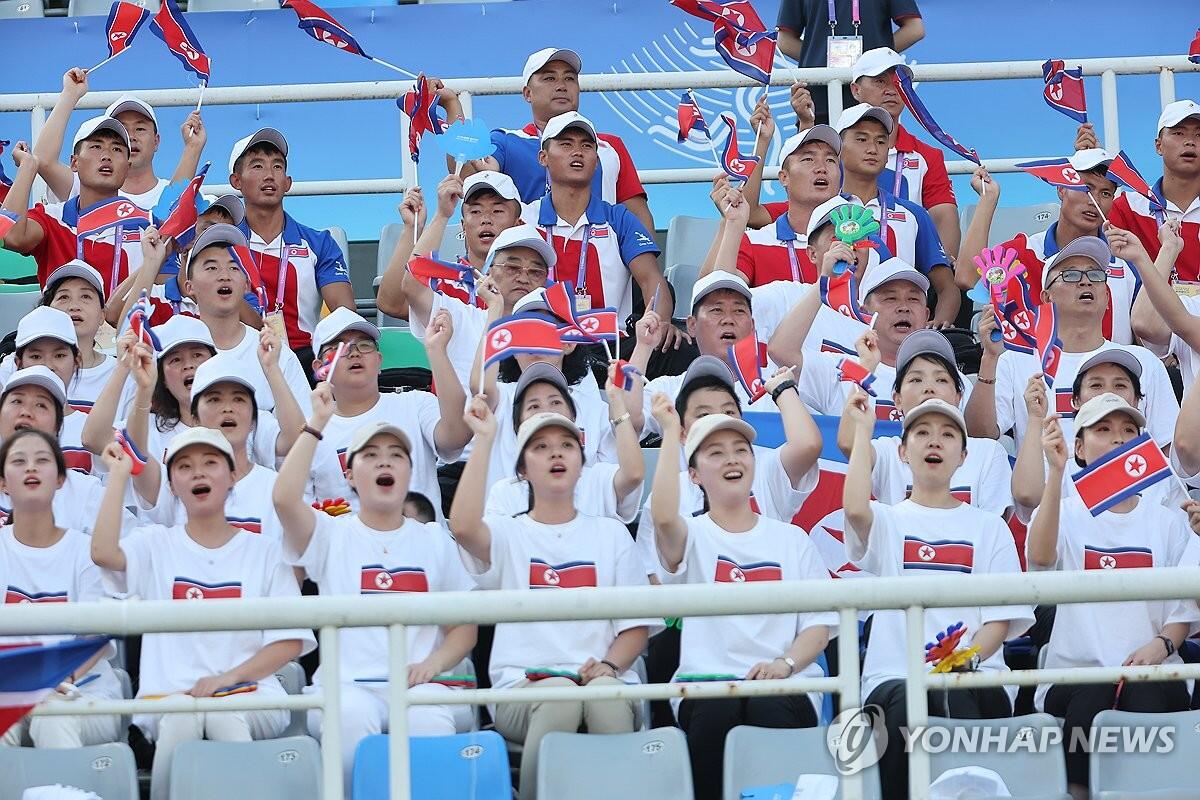 [아시안게임] 女축구 남북대결에 70여명 북한 응원단…프리킥 만회골에 울먹