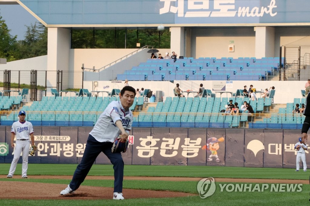 포항시장, 프로야구 삼성 경기서 시구…도민체육대회 홍보