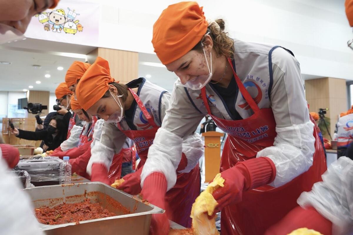 도로공사 외인 부키리치·타나차, 고무장갑 끼고 '사랑의 김장'