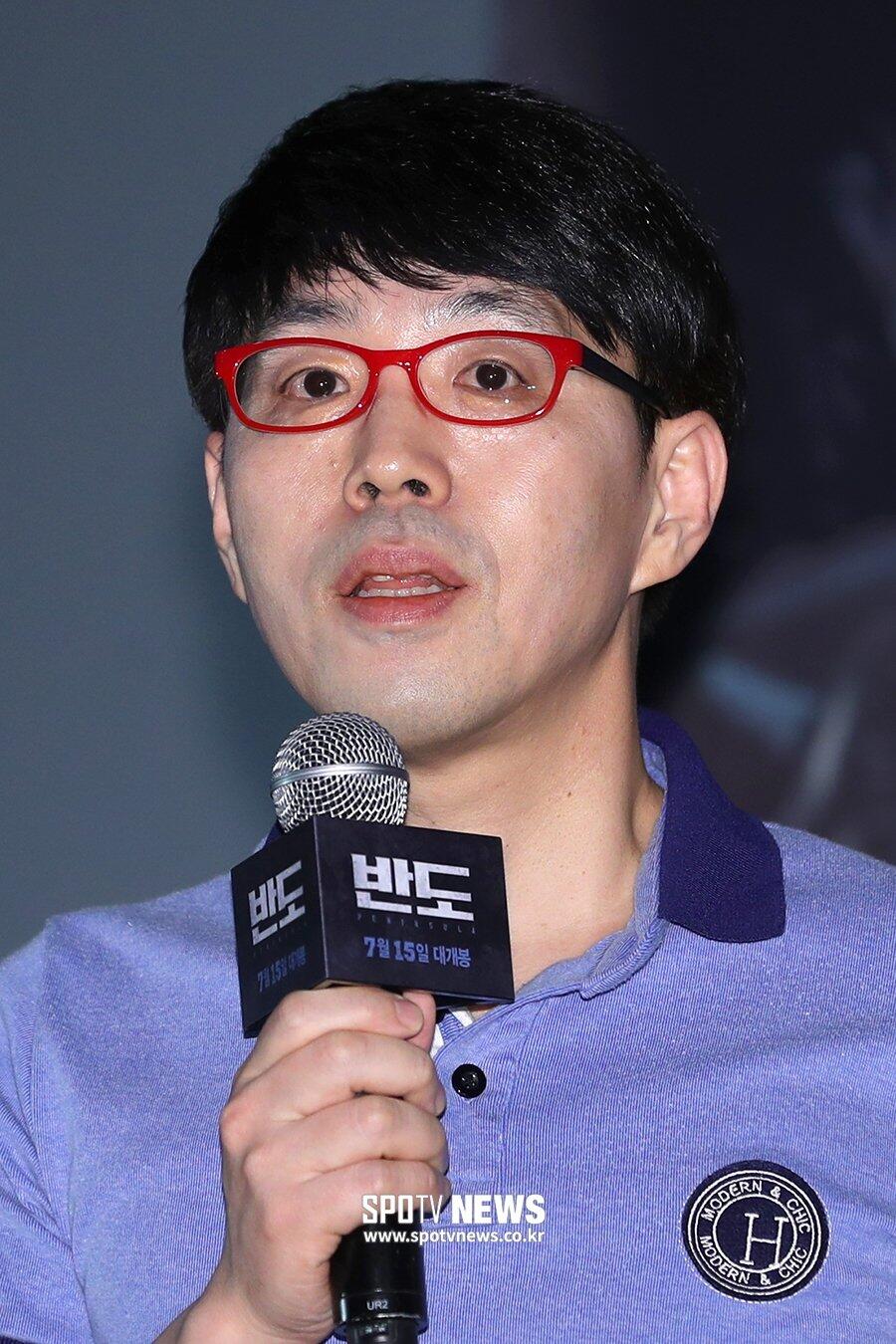 영화평론가 이동진이 빨간 안경을 고수하는 이유.JPG